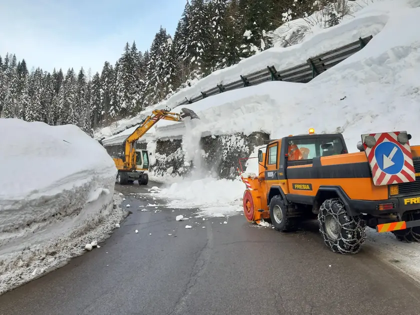 Mezzi di Fvg Strade sulla Regionale 355 della Val Degano