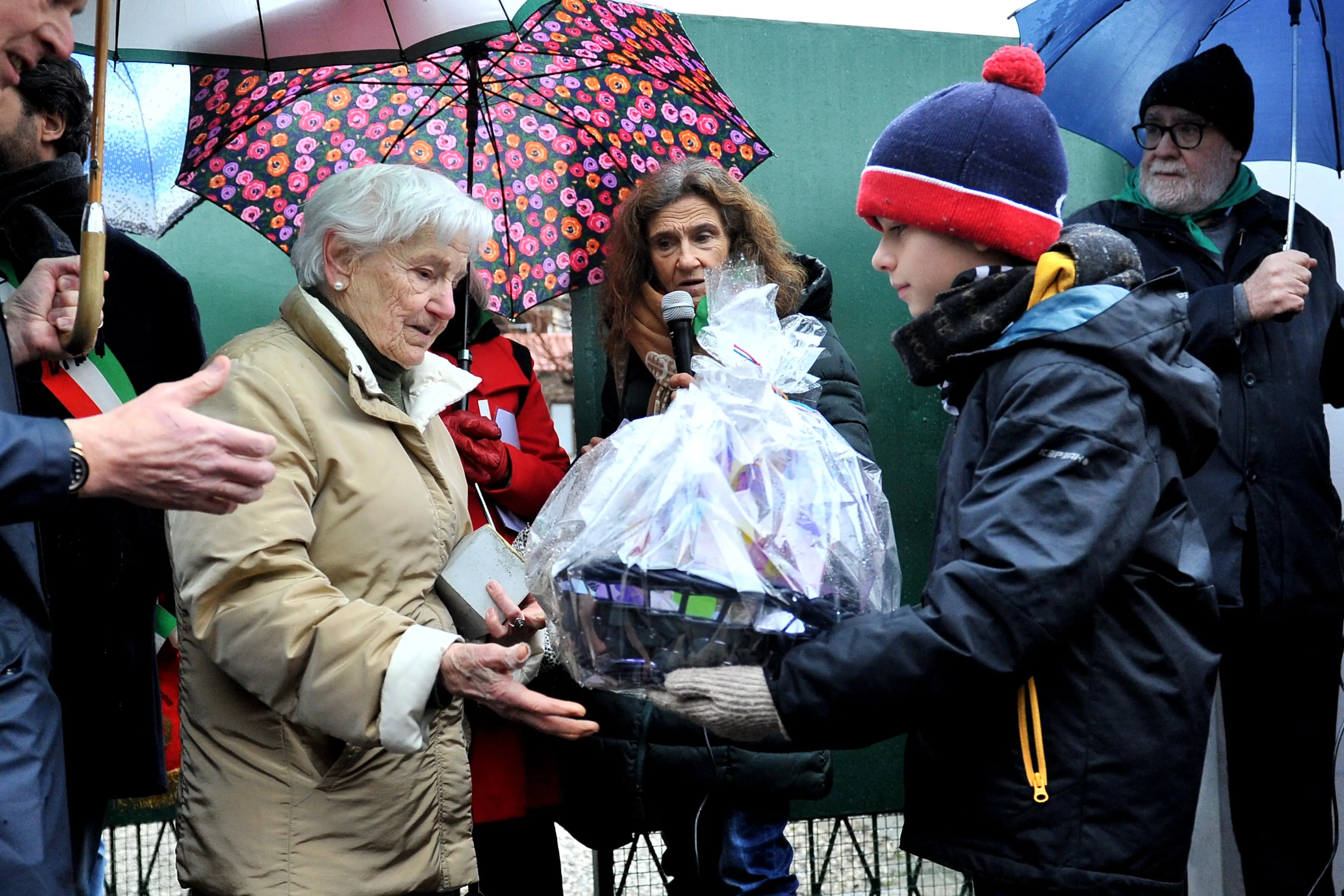 Uno studente consegna un dono alla figlia di Mario Cozzi ai Rizzi