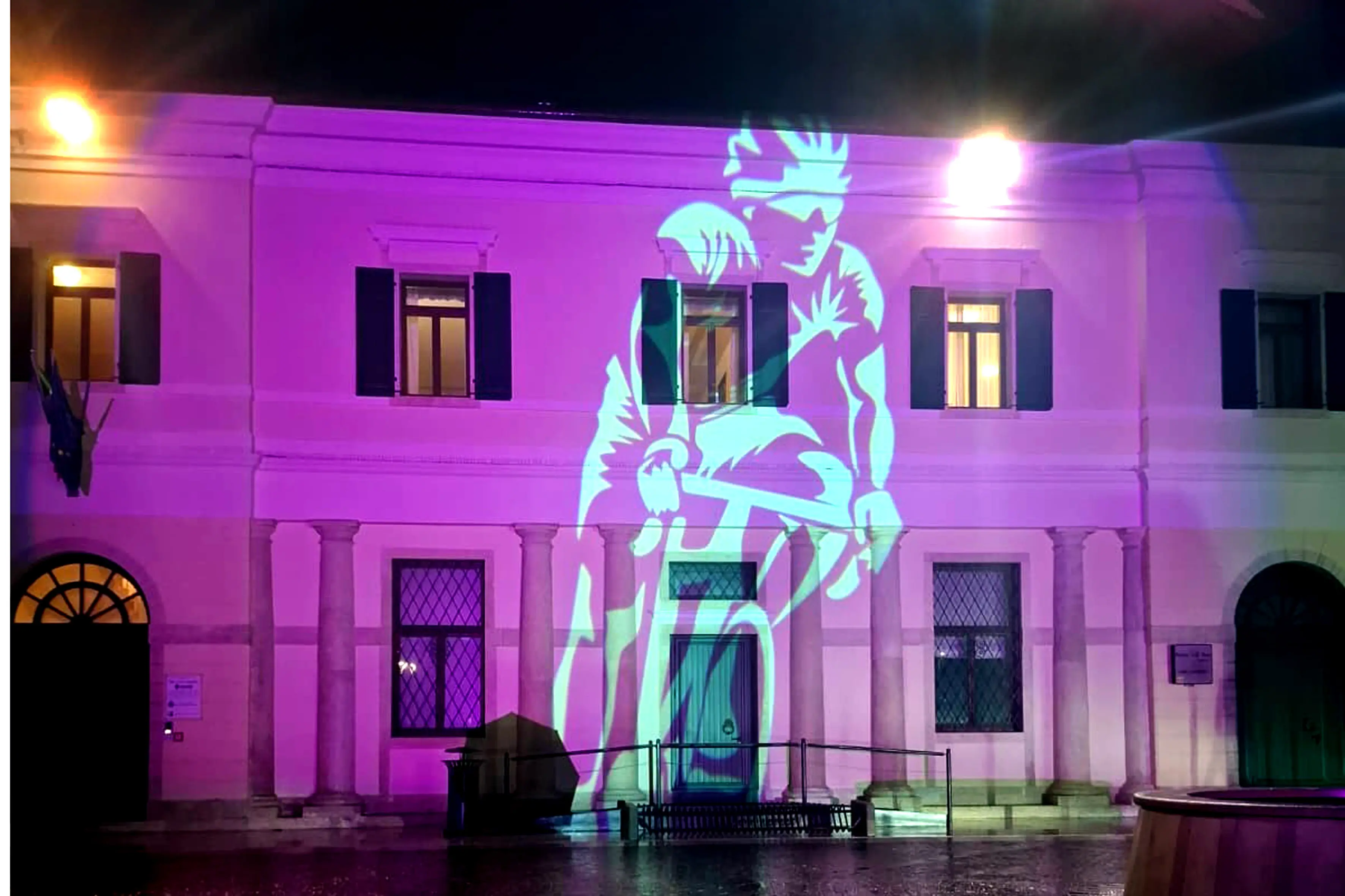 Luci rosa per Palazzo Bassi ad Aviano foto Petrussi