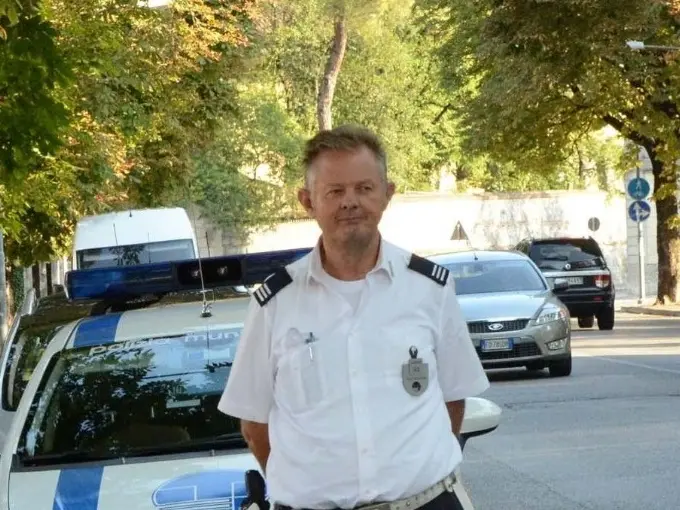 Gabriele Giacomini con la divisa della polizia locale di Udine