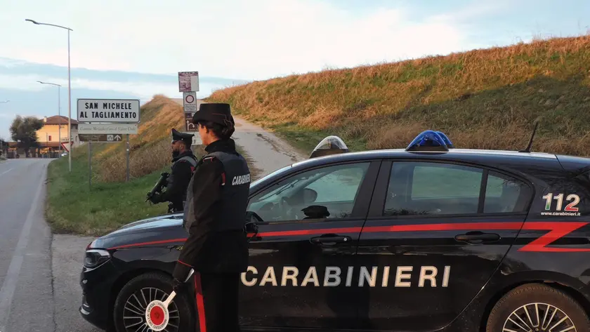 I carabinieri durante un intervento a San Michele al Tagliamento