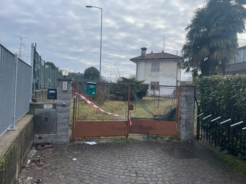 L’ingresso dell’immobile in via Nazionale 18 a San Giovanni, chiuso dopo l’ordine di sgombero