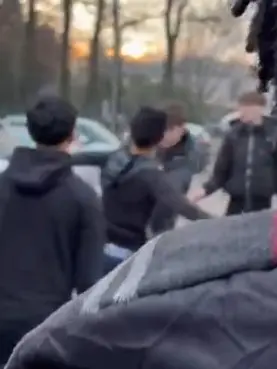 Un frame della rissa a Pordenone