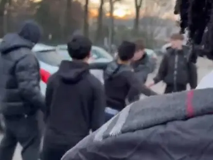 Un frame della rissa a Pordenone