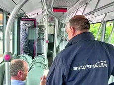 Un controllore di una società esterna verifica il titolo di viaggio di un passeggero di un mezzo di Dolomitibus