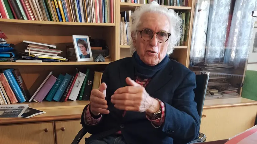 Tito Pasqualis con una vecchia edizione del Messaggero Veneto di Pordenone