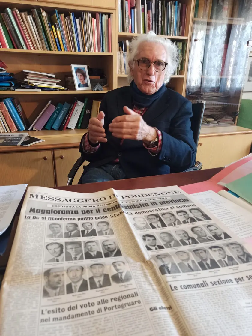 Tito Pasqualis con una vecchia edizione del Messaggero Veneto di Pordenone