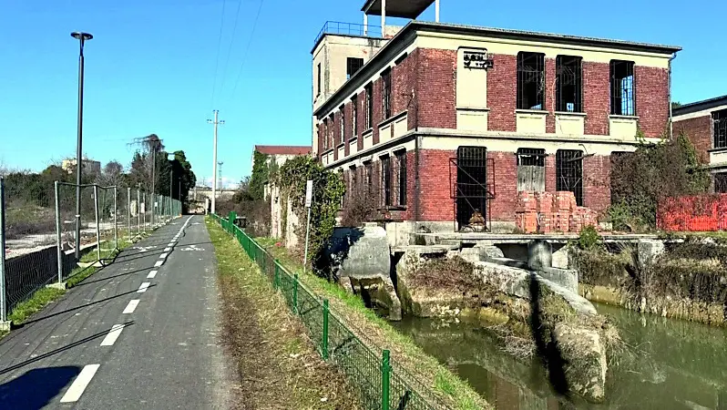 Il nuovo tratto di pista ciclabile su cui si affaccia la casa di via Castelfidardo, con gli edifici abbandonati