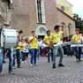 Una banda si esibisce davanti alla facciata del duomo