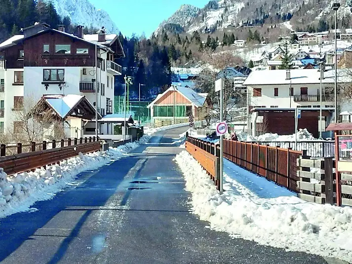 Il ponte sul torrente Degano tra Forni e Avoltri, inaugurato otto anni la tempesta Vaia
