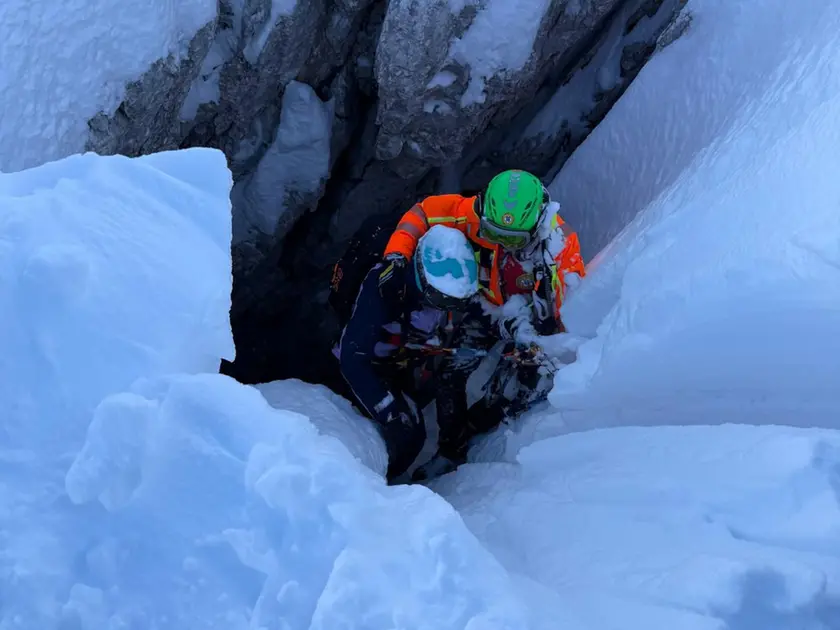 Le operazioni di recupero della sciatrice a Sella Nevea