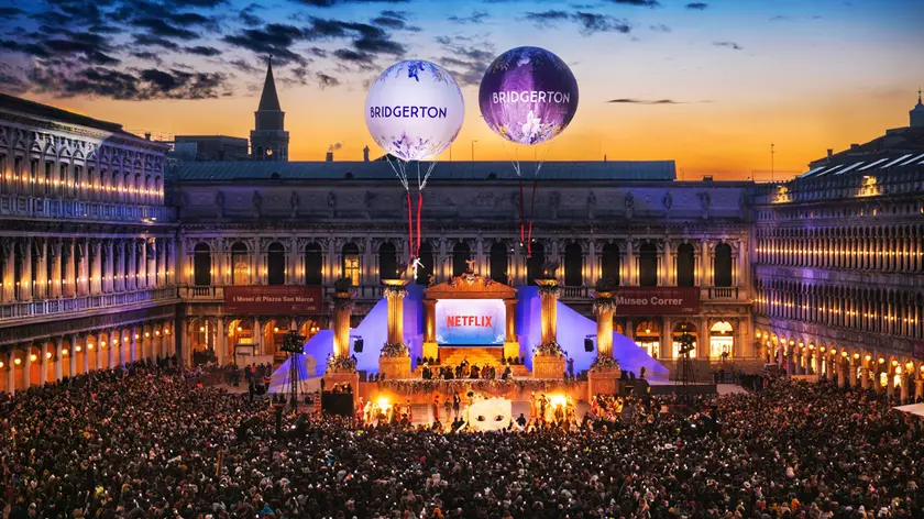 Il gran ballo in stile Bridgerton in piazza San Marco a Venezia
