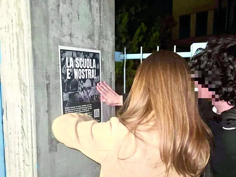 Il manifesto di Azione studentesca contenente il Qr code con il sondaggio al centro del caso