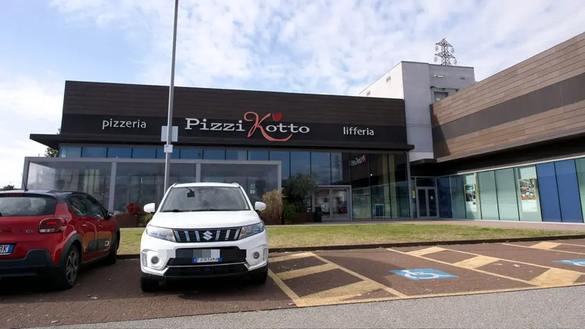 Il locale preso di mira dai ladri. Foto Petrussi