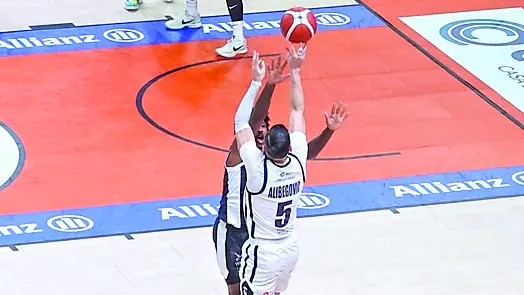 Mirza Alibegovic tira la tripla della vittoria a Tortona (foto Petrussi / Ciamillo)