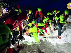 Le operazioni di ricerca dei soccorritori a Casera Razzo