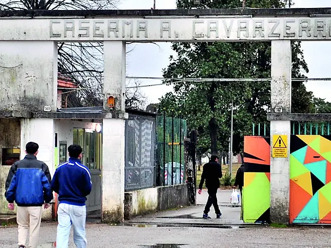 Tra i luoghi dove i pusher spacciavano cocaina e hashish c'era l'ex caserma Cavarzerani (foto Petrussi)