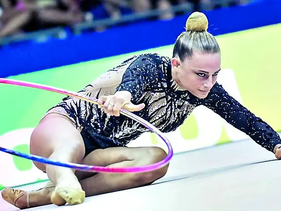 Tara Dragaš durante un esercizio con il cerchio: a fine mese tornerà in gara (foto Ferrero)