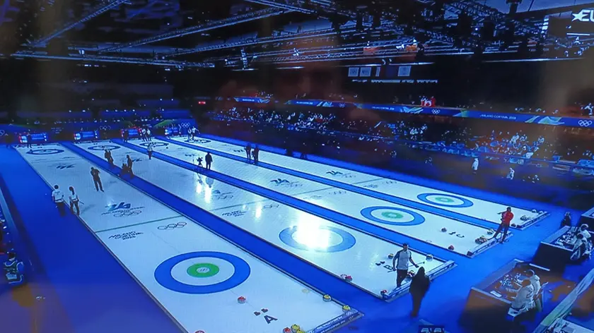 Il blackout allo stadio Olimpico di Cortina pochi minuti dopo il via alle gare di curling