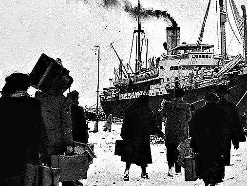 Un gruppo di esuli istriani mentre lascia la propria terra