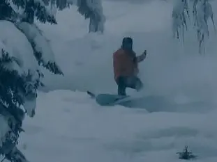 Il 33enne scende lungo il pendio nevoso poco prima di essere travolto dalla valanga