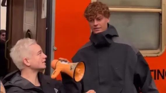 Jannik Sinner con Bebe Vio a Milano: entrambi potrebbero essere tedofori