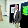 Il curatore della mostra, Giovanni Granzotto (Studio d’arte Gr) con le opere di Alberto Biasi