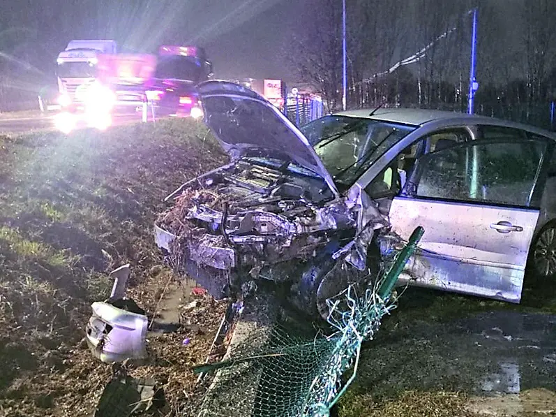 Uno dei veicoli coinvolti nello scontro sulla Pontebbana, finito fuori strada