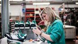 Lavoro manuale su una calzatura in Diadora a Caerano