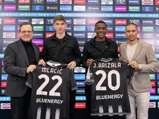 Mlacic e Arizala tra il dg Franco Collavino e il ct Gokhan Inler (foto Petrussi)