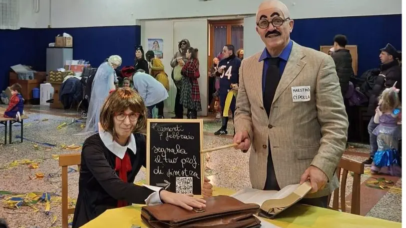 Bidoli travestito da insegnate e sua moglie da allieva