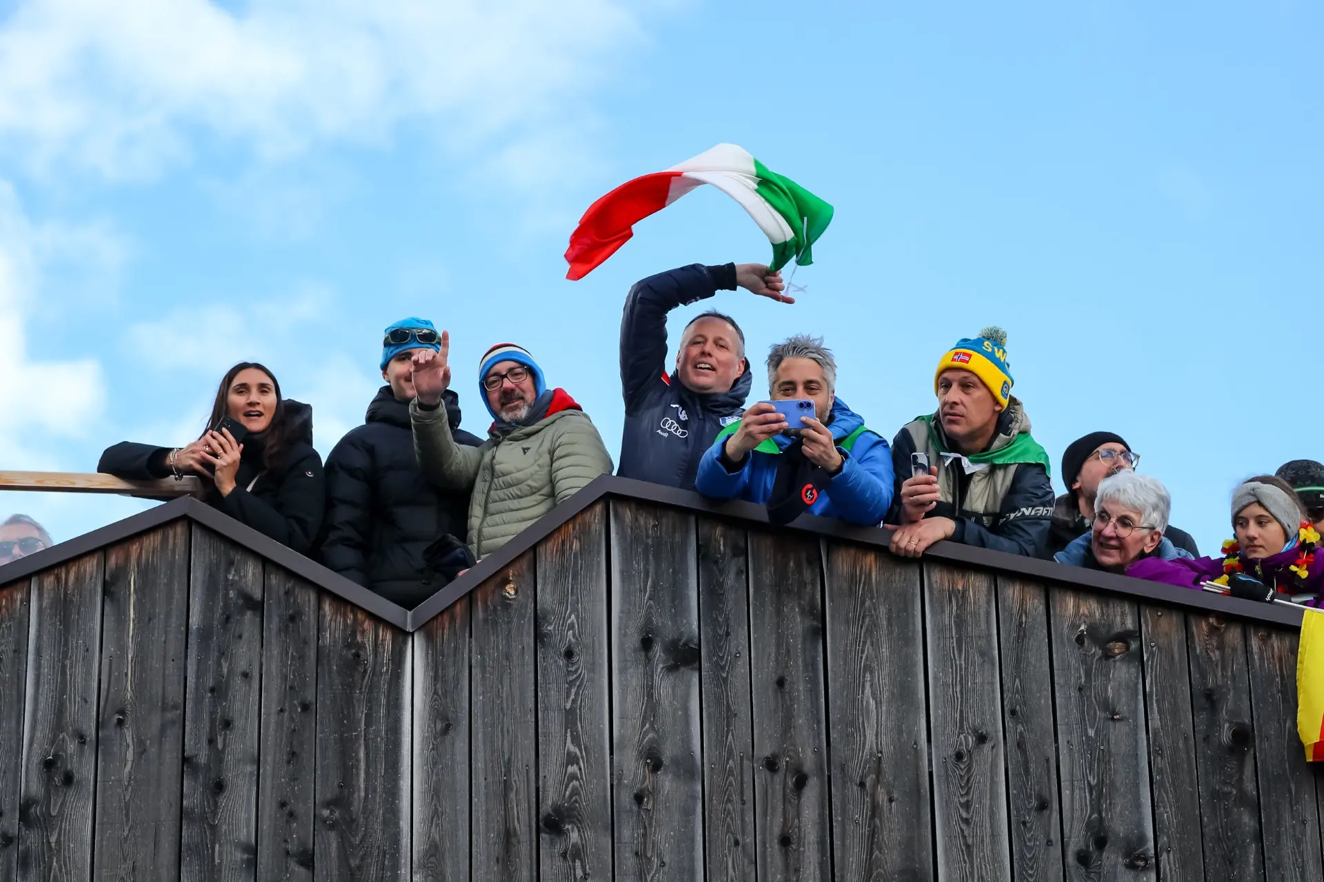 Nella cornice di un'Anterselva stracolma, il quartetto azzurro composto da Giacomel, Hofer, Wierer e Vittozzi conquista una medaglia pesantissima nella staffetta mista. Dopo una gara vissuta sul filo dei secondi, Lisa Vittozzi sfodera una frazione finale perfetta al poligono, piegando la resistenza di Germania e Norvegia e cedendo solo a una Francia stratosferica. Per Dorothea Wierer è un record storico: quarta edizione consecutiva a medaglia. Foto Solero