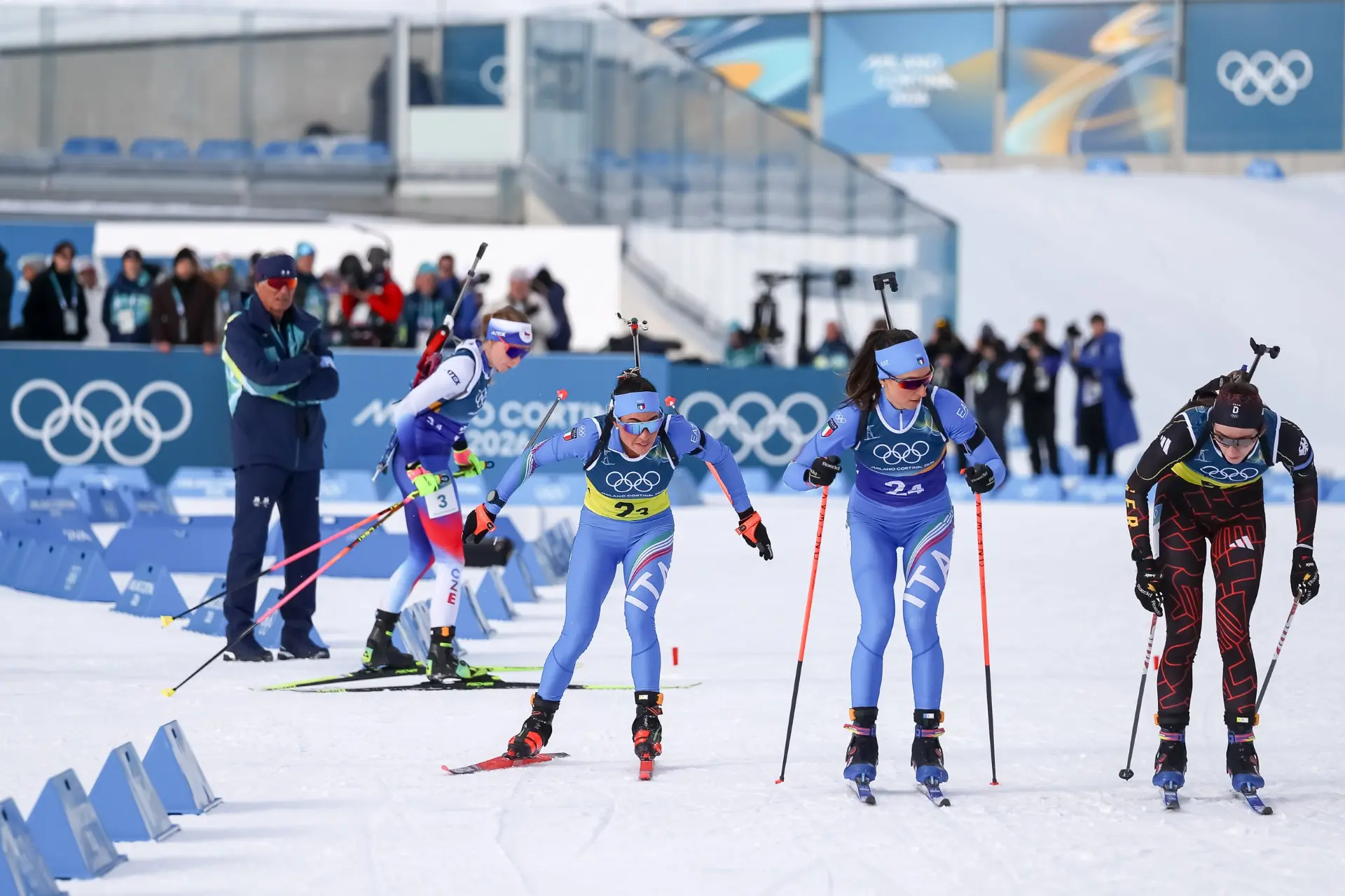 Nella cornice di un'Anterselva stracolma, il quartetto azzurro composto da Giacomel, Hofer, Wierer e Vittozzi conquista una medaglia pesantissima nella staffetta mista. Dopo una gara vissuta sul filo dei secondi, Lisa Vittozzi sfodera una frazione finale perfetta al poligono, piegando la resistenza di Germania e Norvegia e cedendo solo a una Francia stratosferica. Per Dorothea Wierer è un record storico: quarta edizione consecutiva a medaglia. Foto Solero
