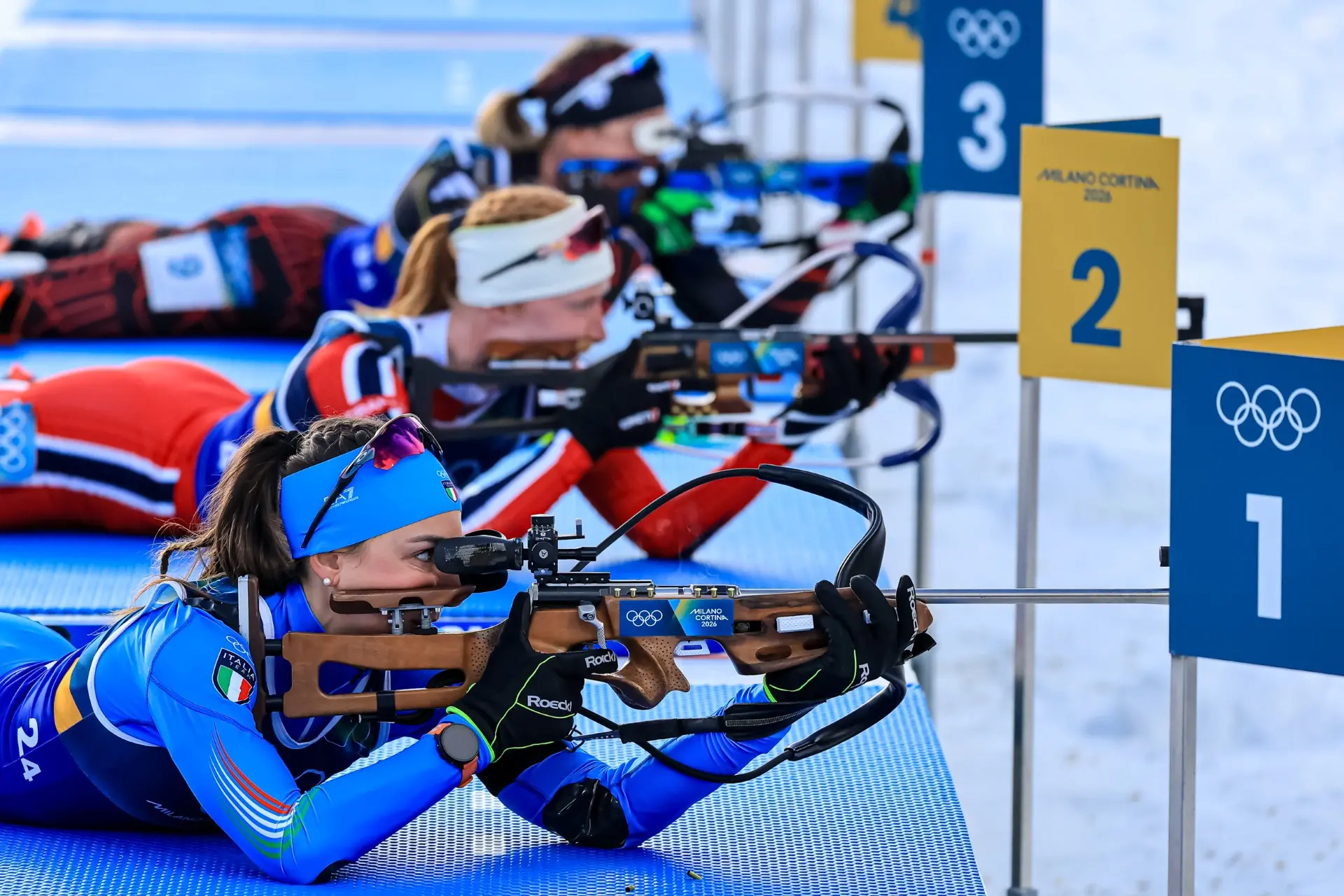 Nella cornice di un'Anterselva stracolma, il quartetto azzurro composto da Giacomel, Hofer, Wierer e Vittozzi conquista una medaglia pesantissima nella staffetta mista. Dopo una gara vissuta sul filo dei secondi, Lisa Vittozzi sfodera una frazione finale perfetta al poligono, piegando la resistenza di Germania e Norvegia e cedendo solo a una Francia stratosferica. Per Dorothea Wierer è un record storico: quarta edizione consecutiva a medaglia. Foto Solero