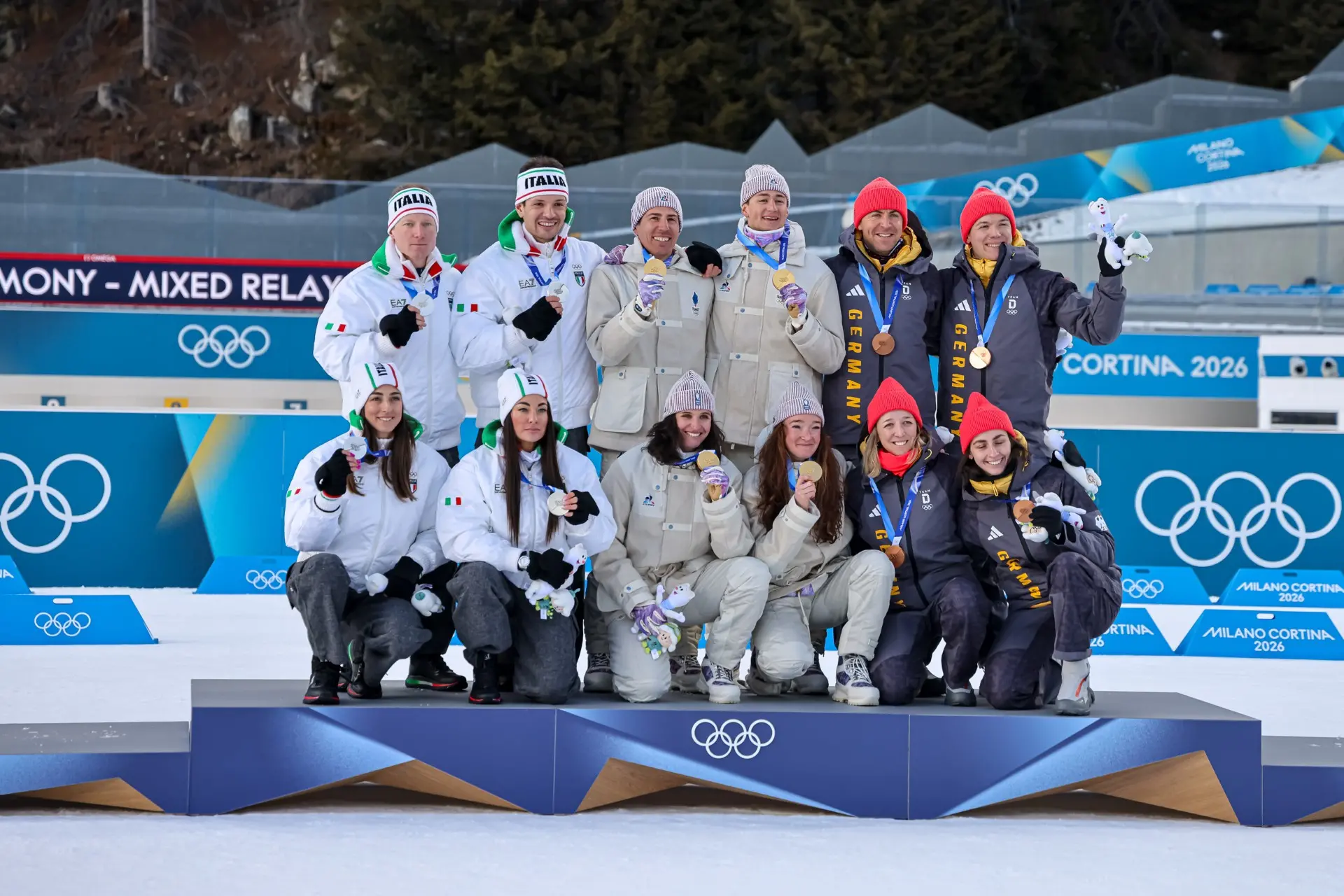 Nella cornice di un'Anterselva stracolma, il quartetto azzurro composto da Giacomel, Hofer, Wierer e Vittozzi conquista una medaglia pesantissima nella staffetta mista. Dopo una gara vissuta sul filo dei secondi, Lisa Vittozzi sfodera una frazione finale perfetta al poligono, piegando la resistenza di Germania e Norvegia e cedendo solo a una Francia stratosferica. Per Dorothea Wierer è un record storico: quarta edizione consecutiva a medaglia. Foto Solero