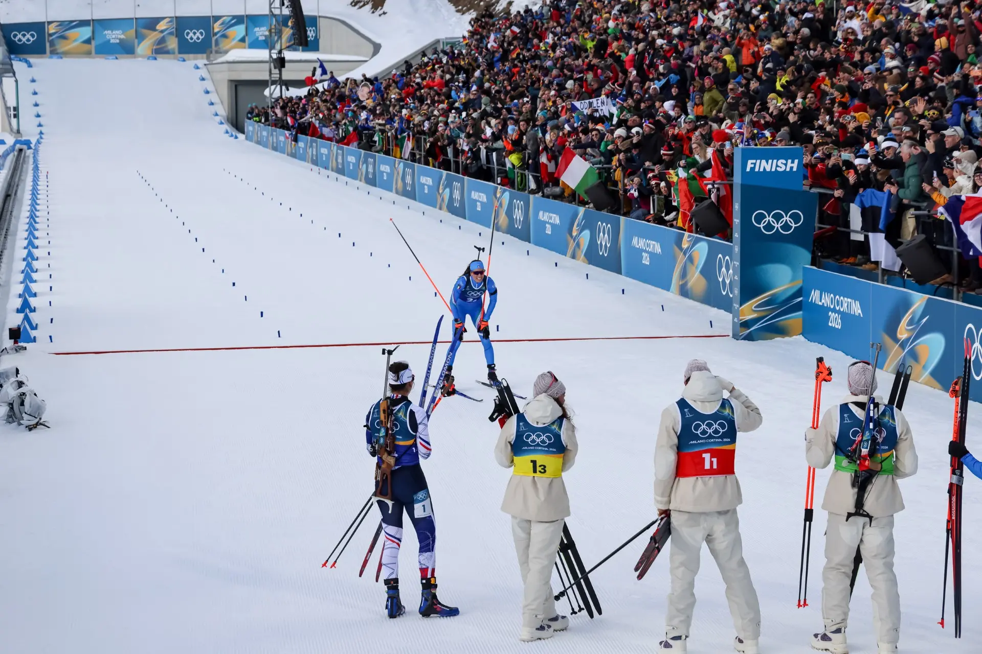 Nella cornice di un'Anterselva stracolma, il quartetto azzurro composto da Giacomel, Hofer, Wierer e Vittozzi conquista una medaglia pesantissima nella staffetta mista. Dopo una gara vissuta sul filo dei secondi, Lisa Vittozzi sfodera una frazione finale perfetta al poligono, piegando la resistenza di Germania e Norvegia e cedendo solo a una Francia stratosferica. Per Dorothea Wierer è un record storico: quarta edizione consecutiva a medaglia. Foto Solero