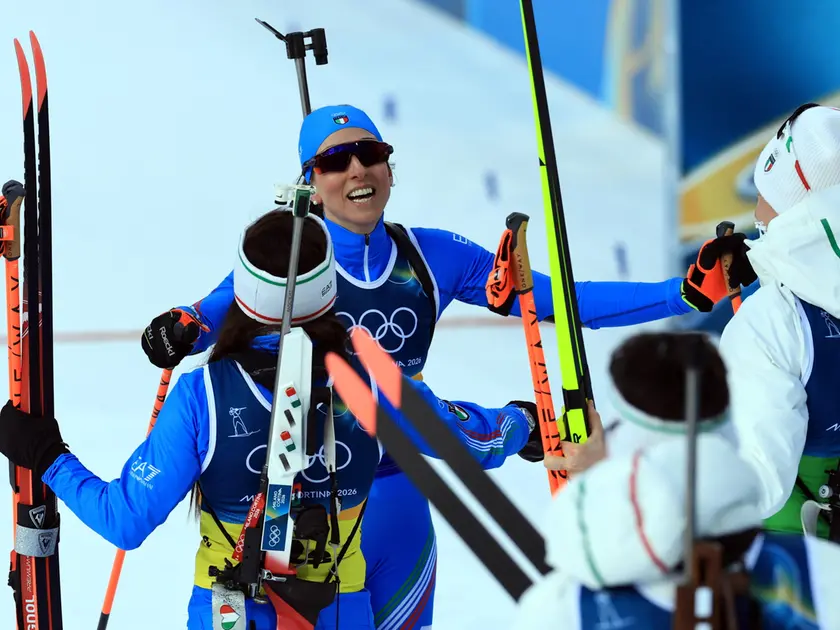 Dorotea Wierer abbraccia Lisa Vittozzi subito dopo il traguardo