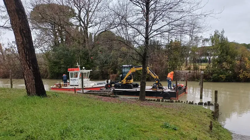 Tecnici al lavoro per la rimozione dei manufatti abusivi sul fiume Ausa