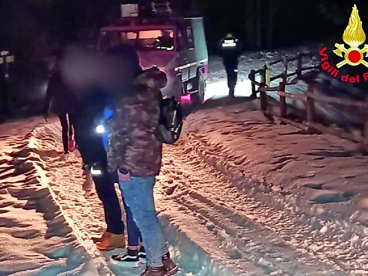 Per sbloccare i tre suv sono intervenuti i vigili del fuoco