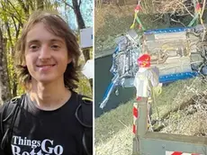 A sinistra Matteo Pittana, aveva 20 anni. A destra i vigili del fuoco durante il recupero dell’auto dal canale Ledra a Gemona