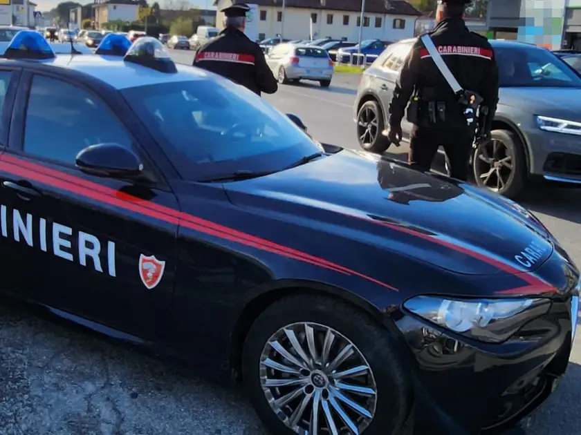 I carabinieri sono intervenuti per bloccare il 61enne a bordo del bus