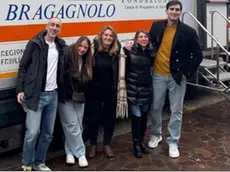 I titolari del bar con le due dipendenti dopo la donazione