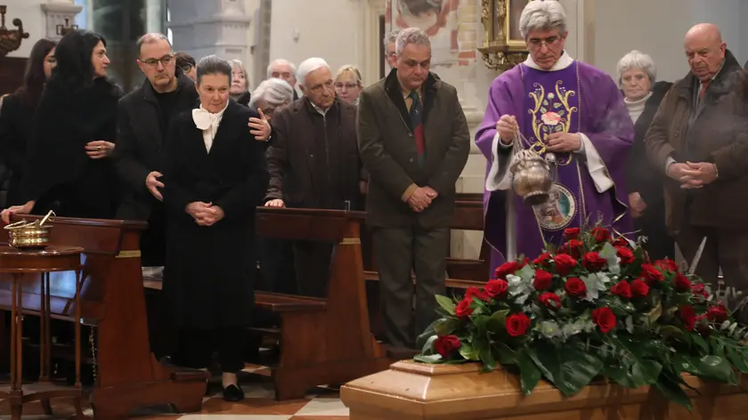 Un momento delle esequie in duomo Foto Ambrosio/Petrussi