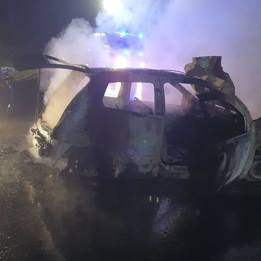 L'auto che ha preso fuoco a Manzano