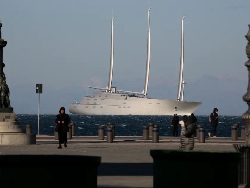 Lo yacht A immortalato davanti a piazza Unità in una giornata di bora Foto Andrea Lasorte