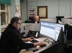 Gli operatori nella centrale in via del Farneto a Trieste (foto Lasorte)