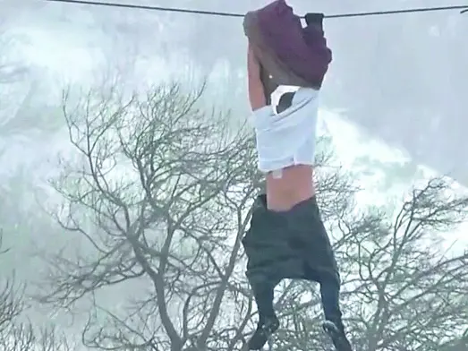 Il trentaduenne appeso ai cavi della rete di protezione della seggiovia a Piancavallo