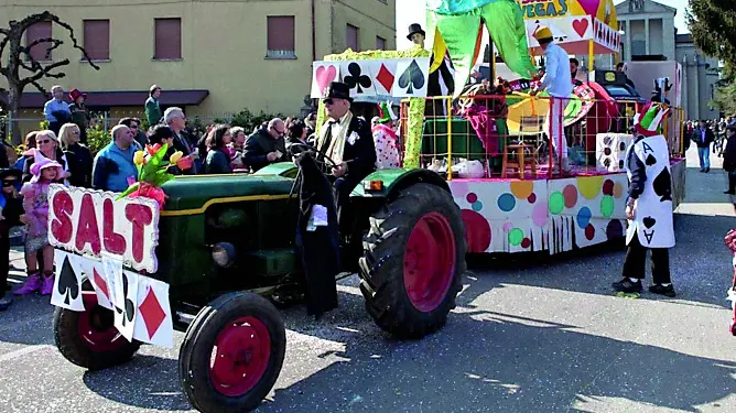 Una precedente edizione della sfilata con i carri a Nimis