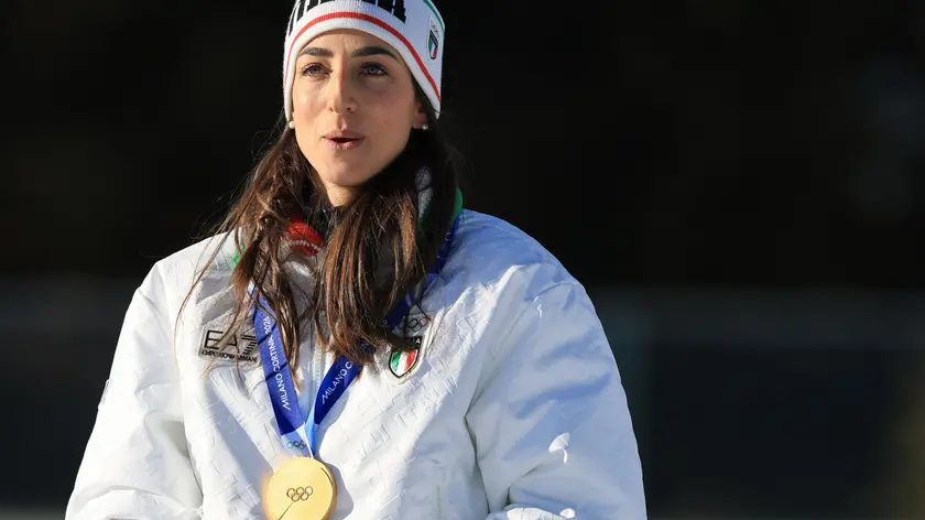 Lisa Vittozzi canta l'inno con la medaglia d'oro al collo