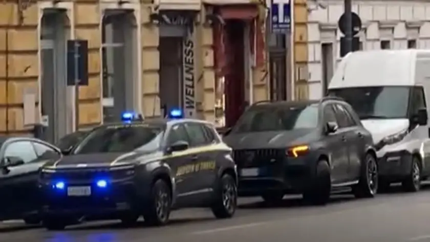 La Finanza davanti all'entrata della palestra